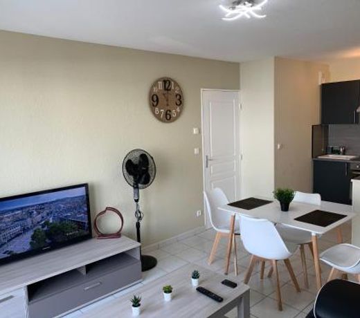 F2 renove,lumineux avec balcon,parking et piscine