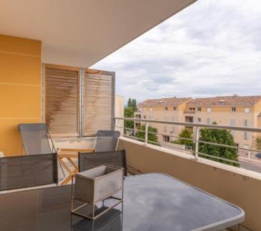 APPT DE CHARME AVEC GRAND BALCON PROCHE AVIGNON WiFI GRATUIT