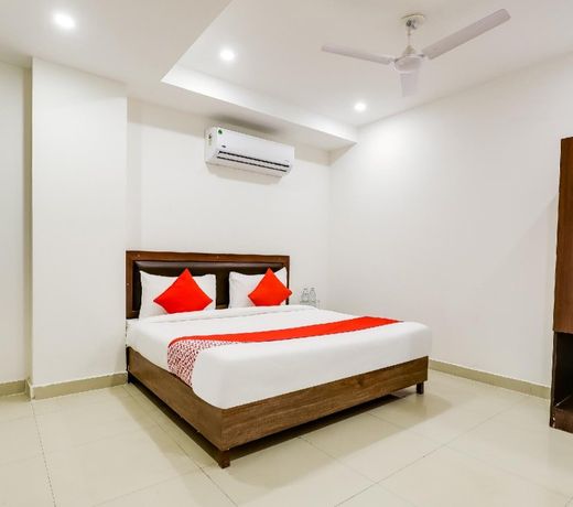 OYO KEY Rooms Tilak Nagar