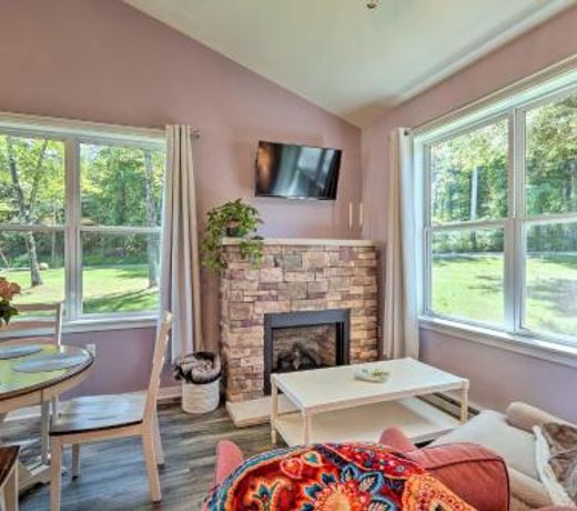 Quiet Poconos Cabin Hiking, Skiing, Boating!