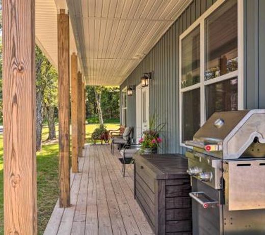 Quiet Poconos Cabin Hiking, Skiing, Boating!