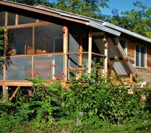 Fully equipped 2 bedroom tree top cottage, with large balcony in private garden