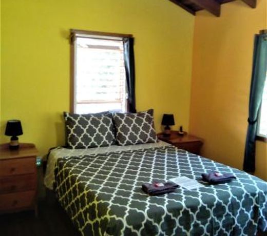 Fully equipped 2 bedroom tree top cottage, with large balcony in private garden