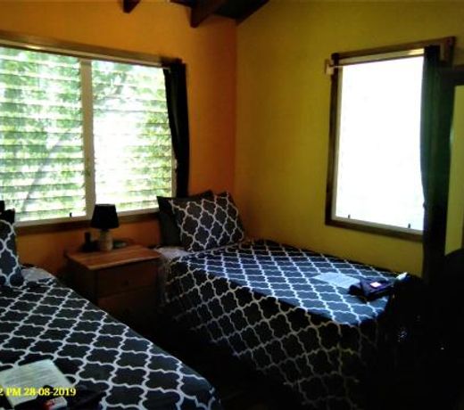 Fully equipped 2 bedroom tree top cottage, with large balcony in private garden