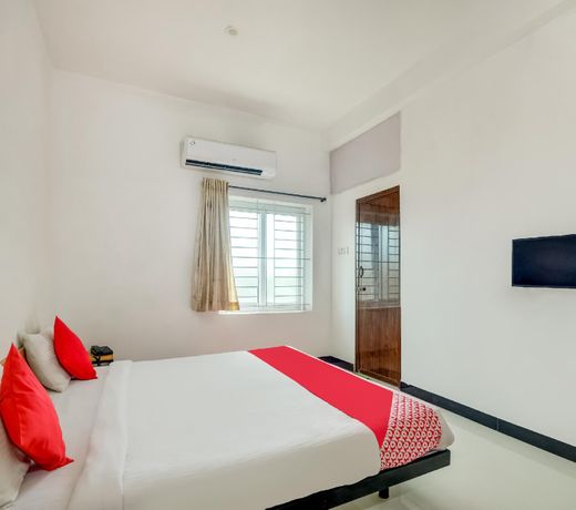 OYO 75814 Hotel Varna Residency