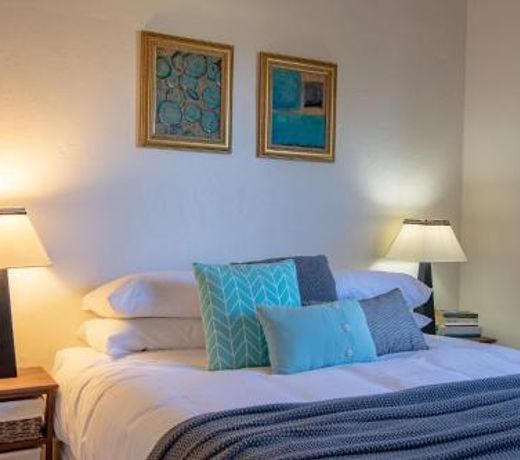 Dawns Sleeps 4 in 2 queens with 2 ensuites wifi in town.