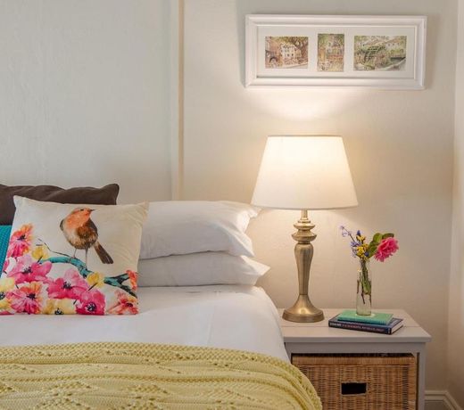 Dawns Sleeps 4 in 2 queens with 2 ensuites wifi in town.
