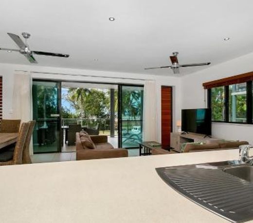 Belle Escapes Oceanview Apartment 15 minutes from Cairns City