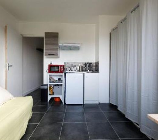 STUDIO A 300 METRES DE LA GARE et 25 MINUTES DE PARIS EN TRAIN