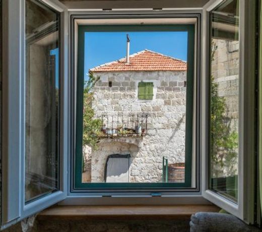 Stone house Dario with Finnish sauna and an outdoor hot tub