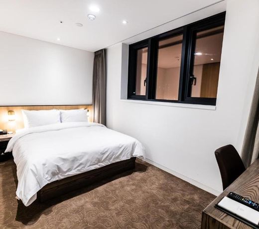 Ashton Hotel