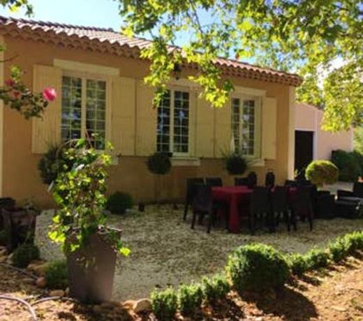 Maison de 4 chambres avec jardin amenage et wifi a Arles