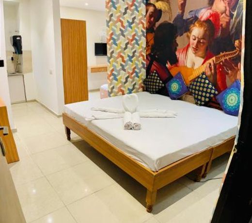 Blue Sapphire Suite (Bathtub and Breakfast)