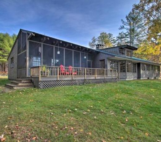 Peaceful Lakefront Escape with Deck and Kayaks!