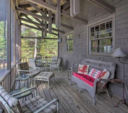 Peaceful Lakefront Escape with Deck and Kayaks!