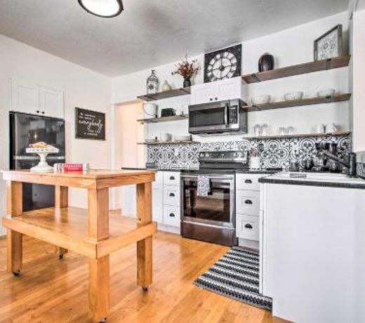 Remodeled Choteau Cottage Ski and Fish Nearby!
