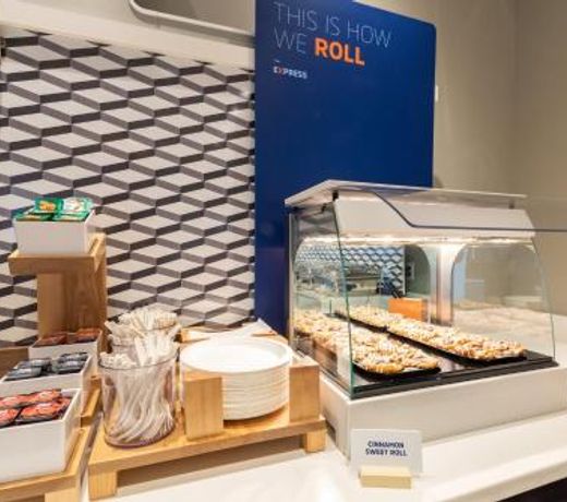 Holiday Inn Express & Suites - Dallas Market Center, an IHG Hotel