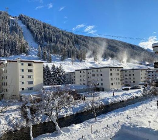 Sehr zentral beim Jakobshorn, Bolgen, Skischule, Skivermietung, Bahnhof, Supermarkt, Restaurants, WIFI, Netflix und voll ausgestattet - Fewo Bolgen