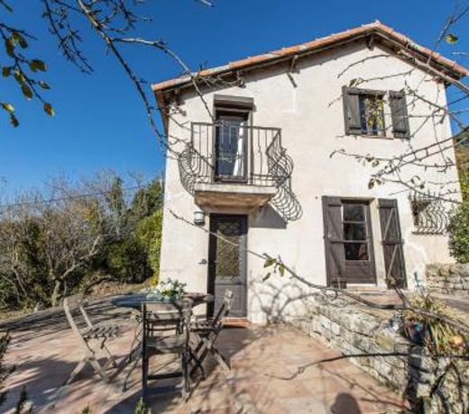 Charming Little Bucolic House 5-Min From City