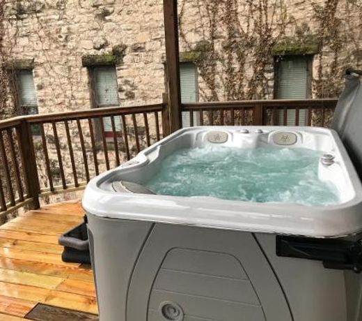 Private Luxury Suite with Hot Tub Downtown Eureka Springs