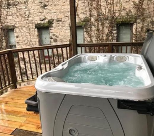 Private Luxury Suite with Hot Tub Downtown Eureka Springs