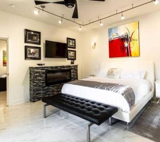 Private Luxury Suite with Hot Tub Downtown Eureka Springs