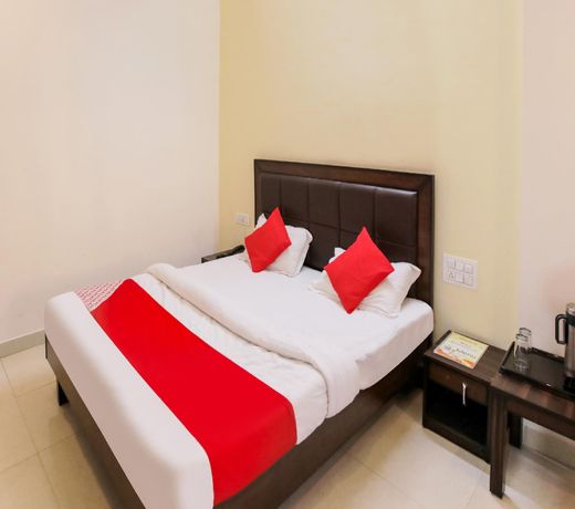 OYO 76661 Hotel Raj