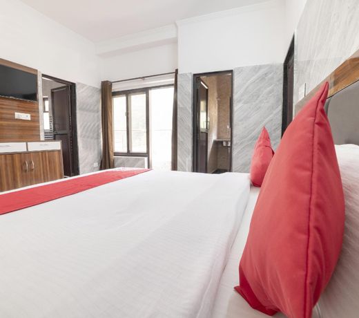 Vaccinated Staff- OYO Flagship 77050 Hotel Amar Leela