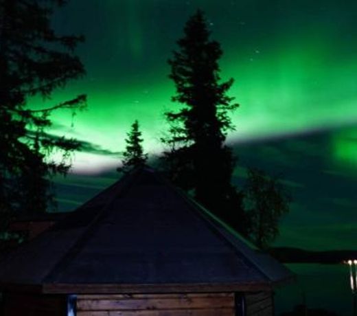 Northernlight cabin with reindeers