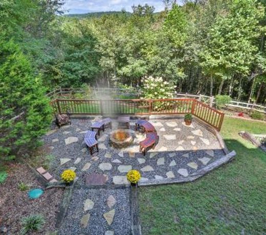 Chateau Relaxeau Breathtaking Spacious Mountain Home on Paved Road
