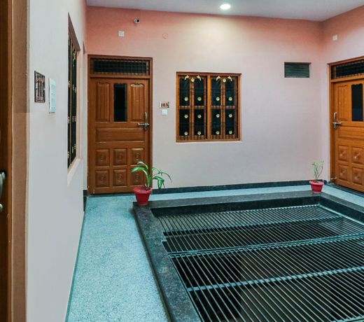 SPOT ON 77097 H R Paying Guest House