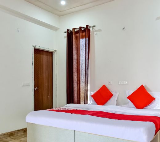 SPOT ON 77058 Hotel Luv Palace 2