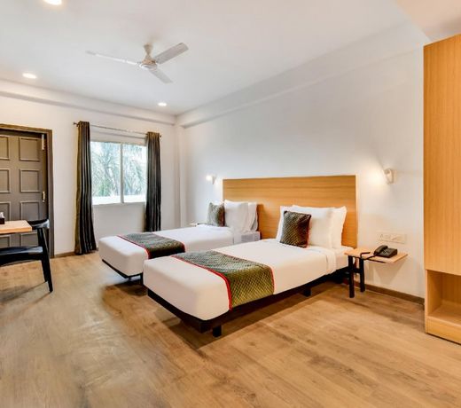 OYO Townhouse 592 Century Hotel
