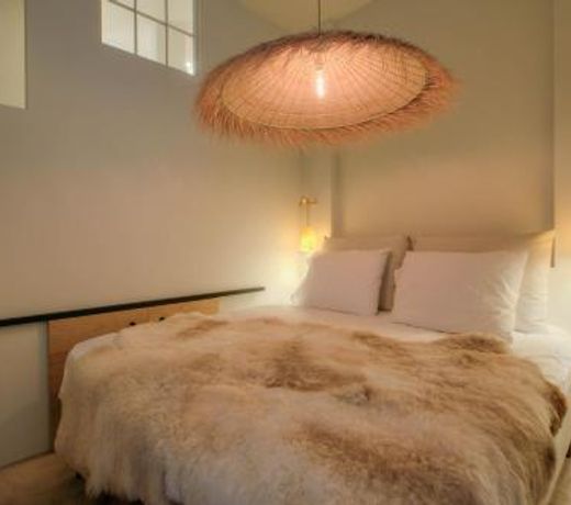 Logie Marie with hottub in the garden