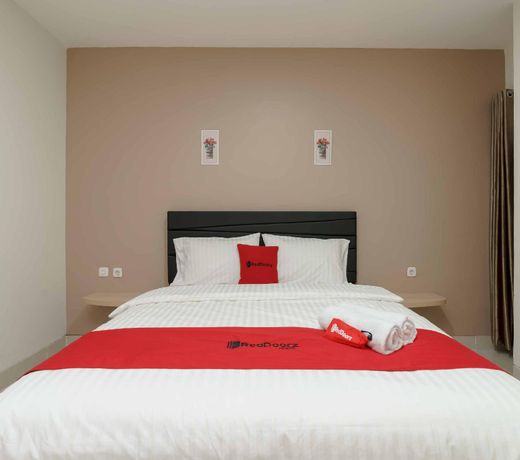 RedDoorz Plus near Eka Hospital BSD 5