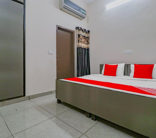 Vaccinated Staff - OYO 77316 Motel Moon Light