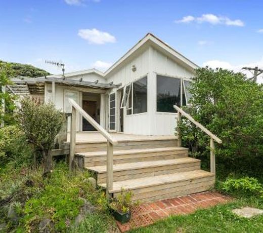 Ridge Top Views - Paekakariki Holiday Home