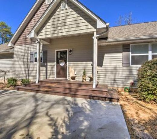 Lakemont Retreat with Mountain Views and Game Room!