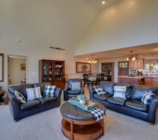 Lakemont Retreat with Mountain Views and Game Room!