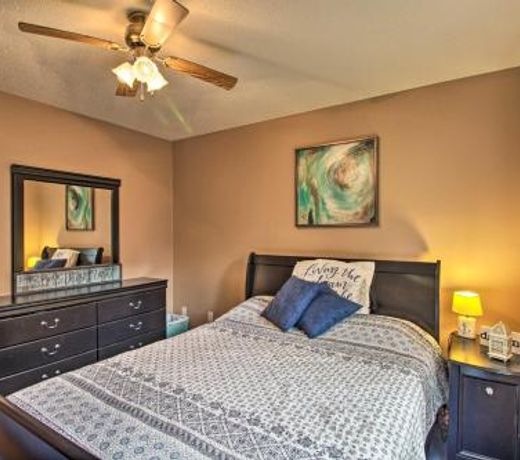 Lakeside Cottage Walk to Water, Dining and Marina!