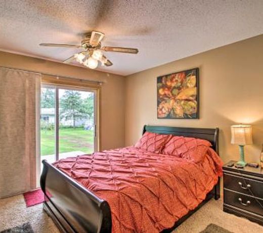 Lakeside Cottage Walk to Water, Dining and Marina!