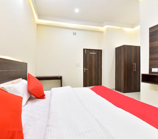 OYO 77240 Hotel Ru And Banquet Hall