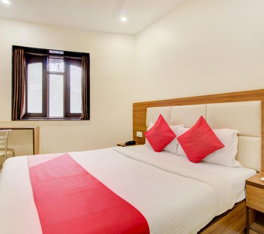 OYO 77793 Hotel Gold West Inn