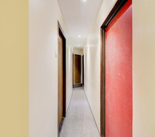 OYO 77793 Hotel Gold West Inn