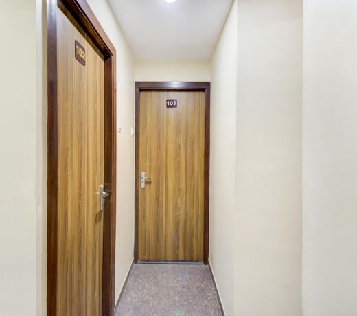 OYO 77793 Hotel Gold West Inn