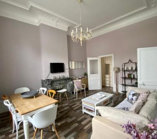 GRAND APPARTEMENT DE STYLE HAUSSMANNIEN