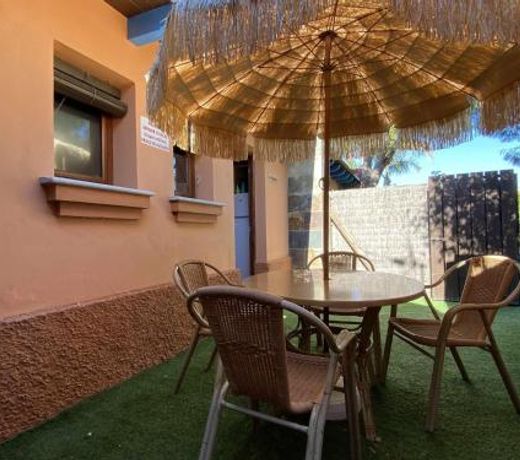 Estudio con jardincito privado barbacoa y piscina compartida para parejas