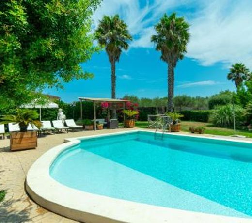 Casa con piscina a 1 km del mar y del pueblo