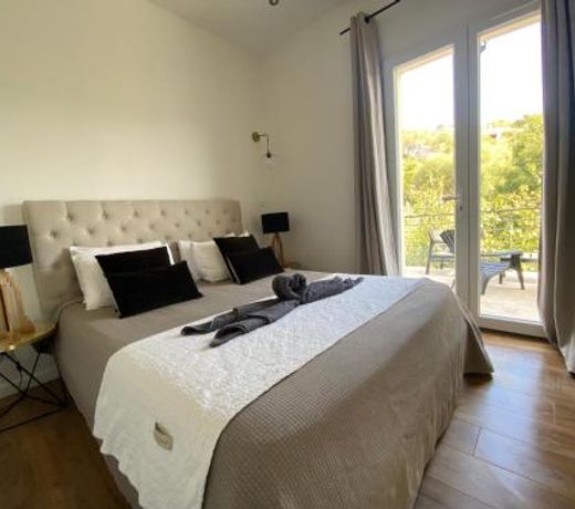 HOME SWEET HOME 2 pièces 42 m2 Chambre, salon, cuisine, grande terrasse, parking proche centre ville et mer