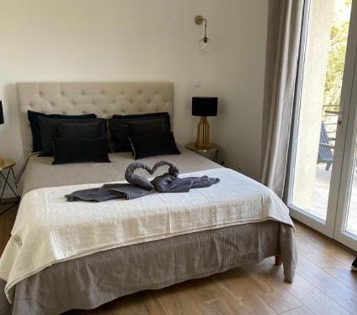HOME SWEET HOME 2 pièces 42 m2 Chambre, salon, cuisine, grande terrasse, parking proche centre ville et mer